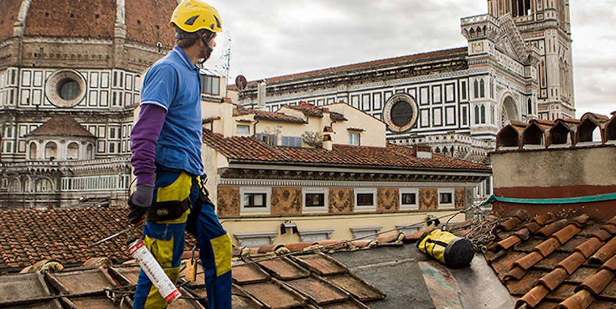 Trabajador aislando un techo histórico en Florencia que ya ha sido terminado.