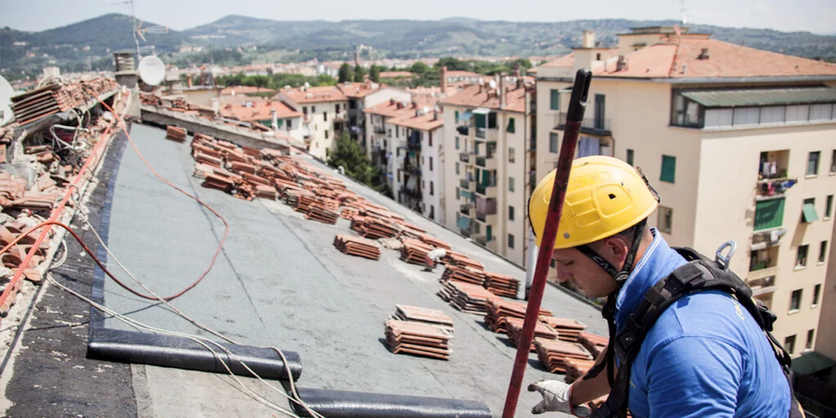 Operario de Acrobatica sobre un techo de concreto, listo para comenzar la reparación de las filtraciones 
