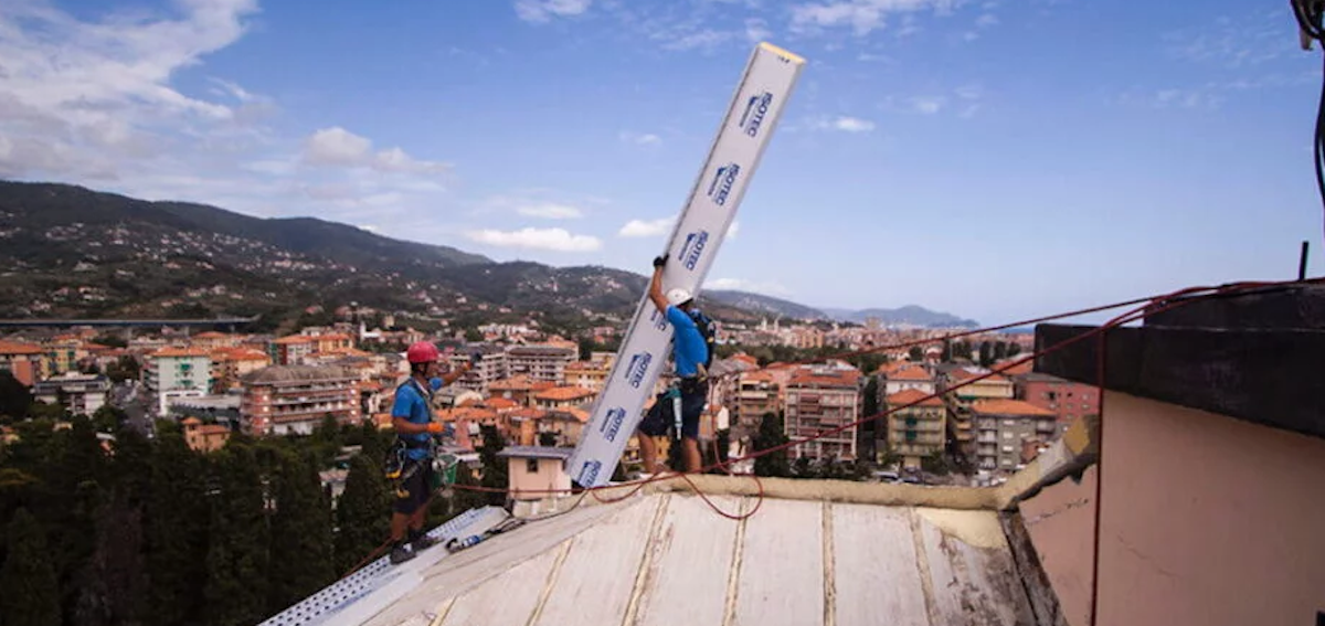 Trabajos de instalación de aislamiento térmico de paredes en el techo de un edificio para reducir la pérdida de calor