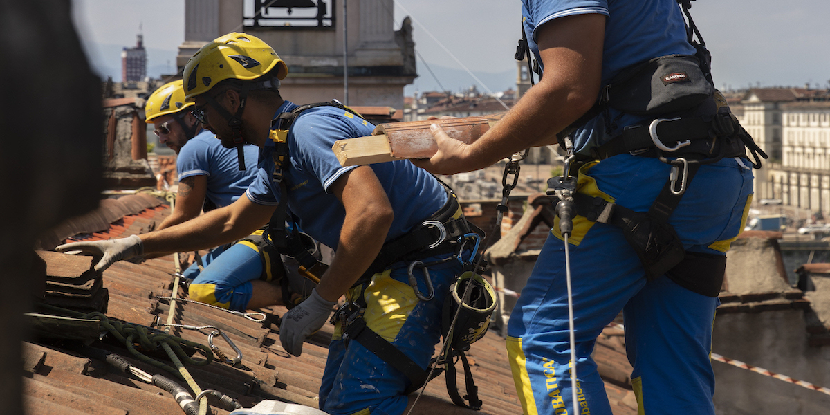 Trabajador mientras aísla un techo de frío y calor.