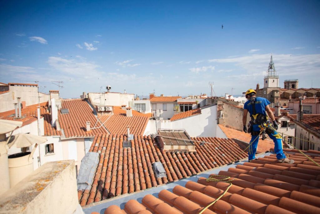 Cómo reparar un tejado: pasos y materiales