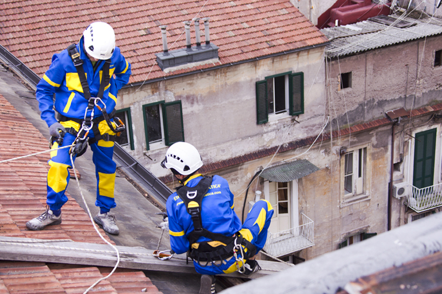 Humedades en fachadas comunitarias soluciones con Acrobatica