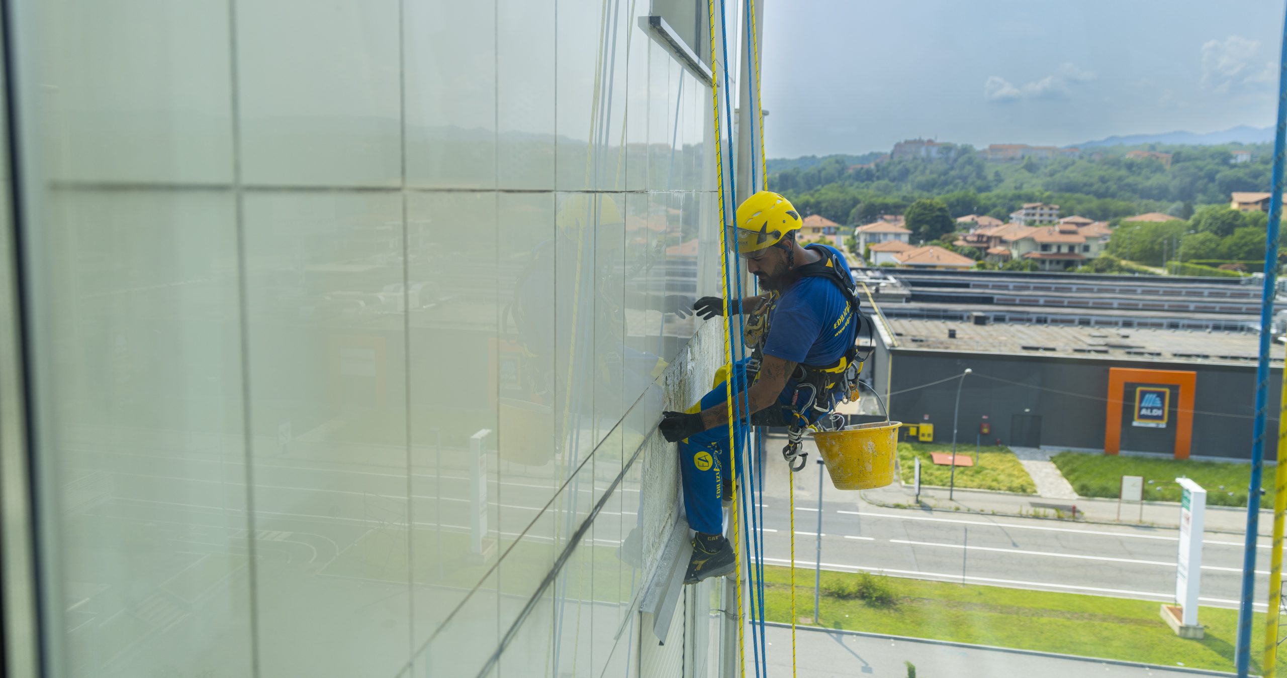¿Cómo se instala un muro cortina? Sistemas, pasos y requisitos