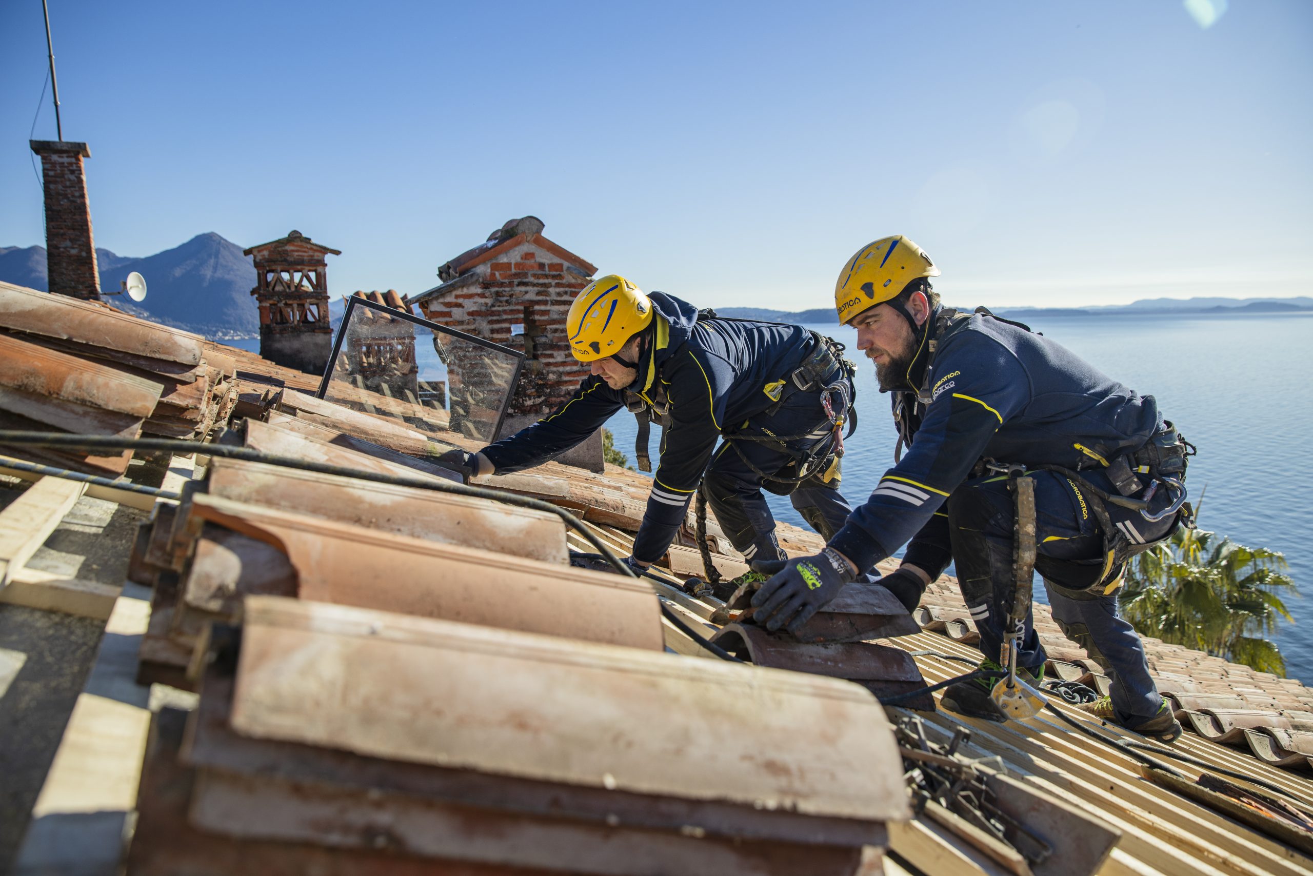 Intervención en el tejado de una vivienda antigua con retirada de tejas y renovación de la estructura