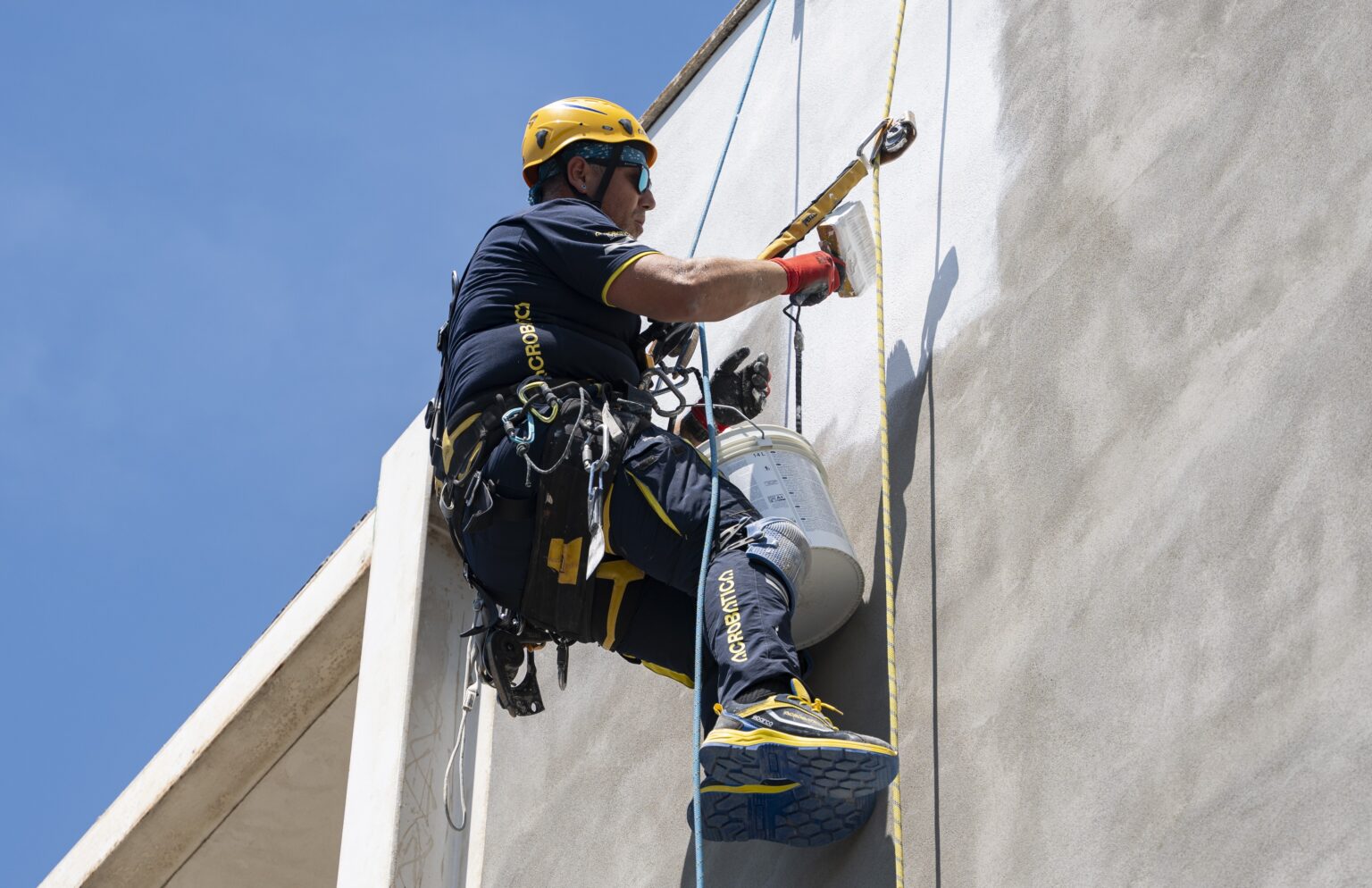 reparación de fachada con trabajador