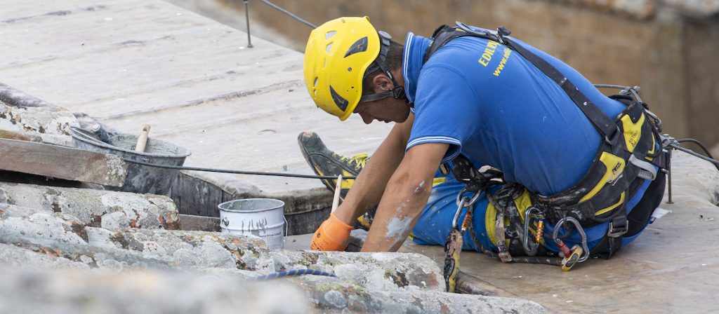 raparation del tejado de una casa antigua con Acrobatica