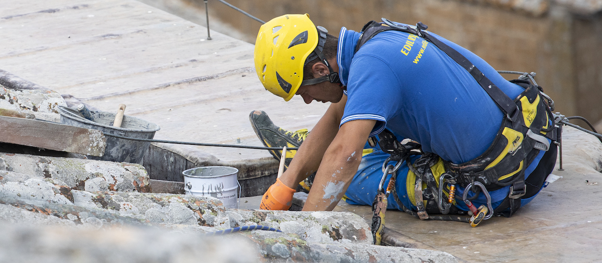 Cómo reparar el tejado de una casa antigua: guía completa