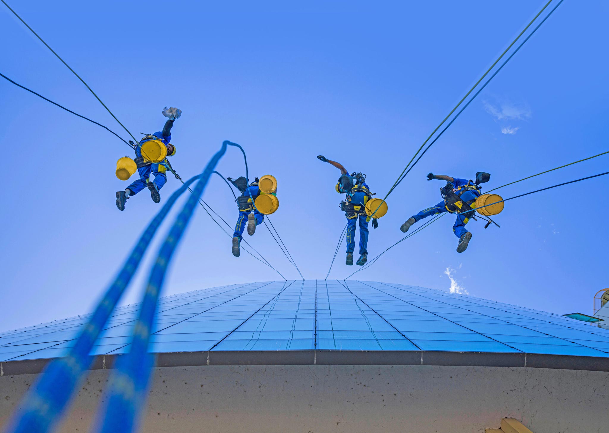 EPIs y protecciones colectivas indispensables para soldar en altura