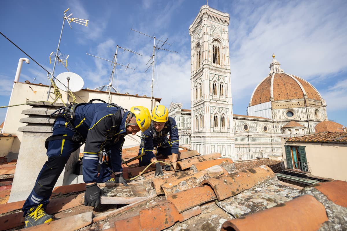 Detalle de grietas y humedad en la superficie de un tejado antes del tratamiento de impermeabilización.

